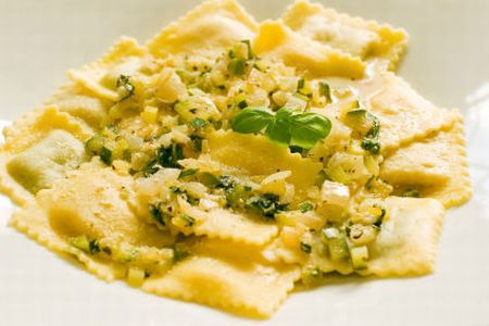 Paste ravioli umplute cu dovleac si invelite in sos de unt cu ierburi aromate